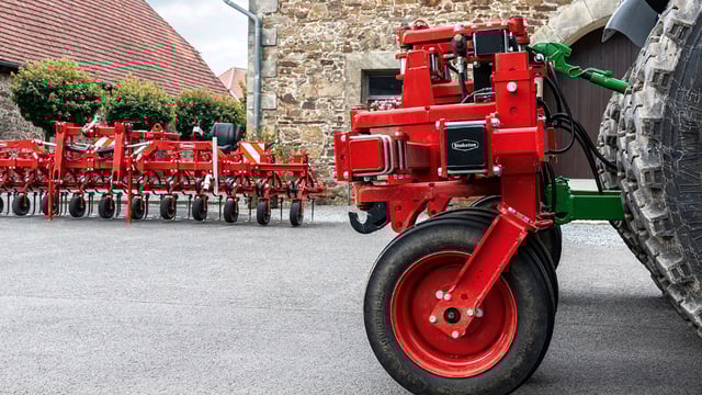 Self-steering frame from Steketee automates all hoes