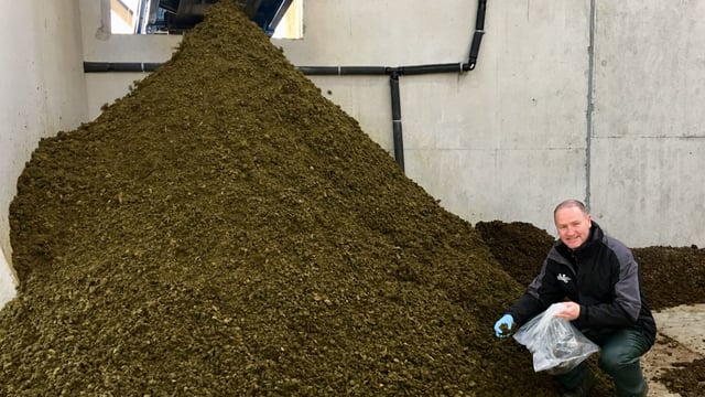 Mechanically extracting phosphorous from animal slurries