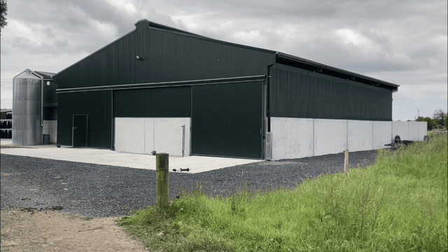 Buildings Focus: 4-bay shed, with handling unit and dungstead for bull-beef system