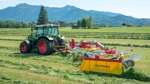 Flexible rake with Curvetech steering from Pottinger