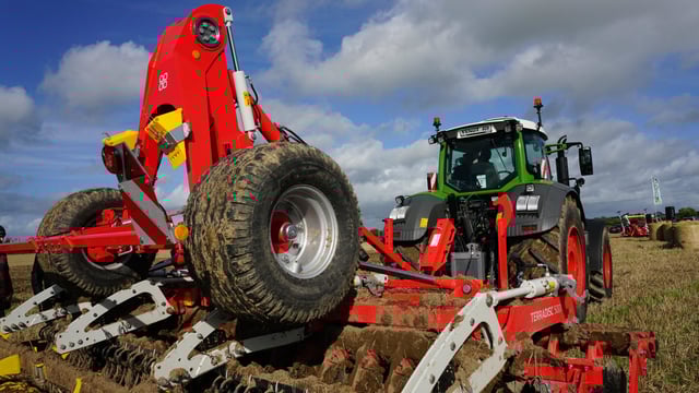 Latest Pottinger and Fendt shown at tillage demo day