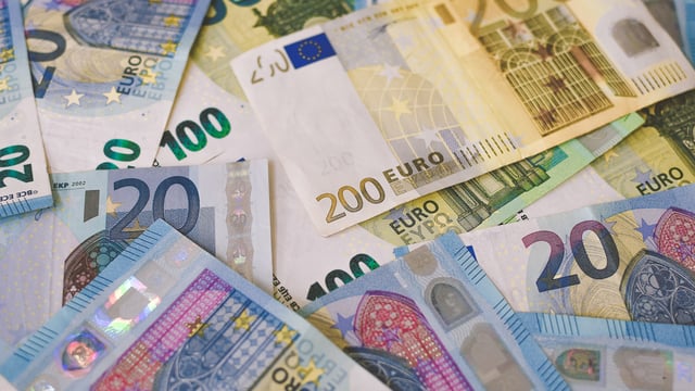 Central bank: Demand still strong for cash withdrawals