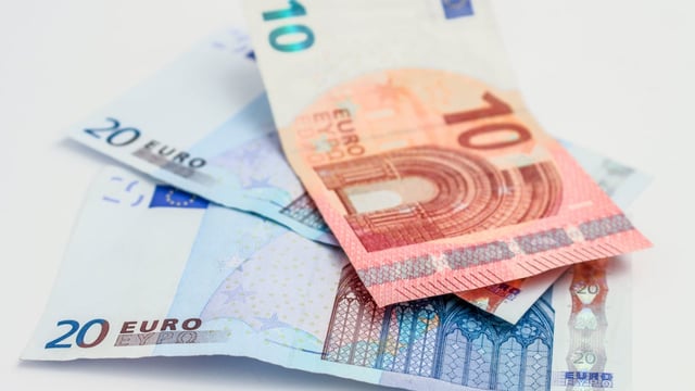 Lenders urged to pass interest rate cut back to farmers