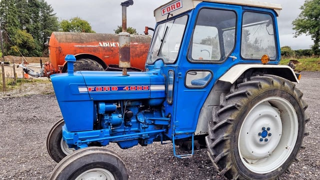 Beara Macra restoring Ford 4000 for fundraiser