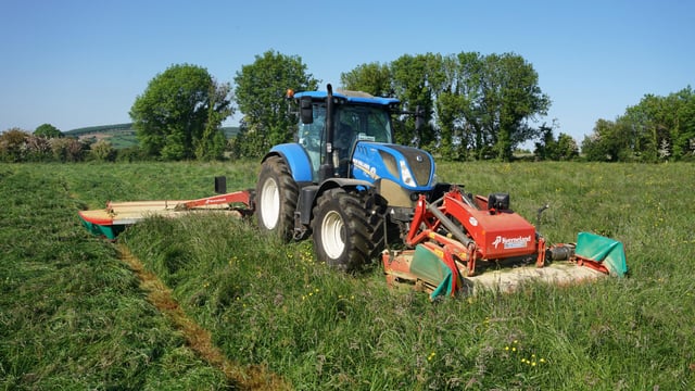 Focus: Contracting with a lightweight Kverneland in Limerick