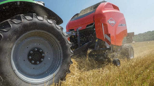 Six variable chamber balers in Kuhn's new VB 3200 series