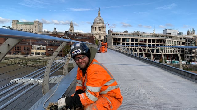 Ancient tradition sees straw bale return to a London bridge
