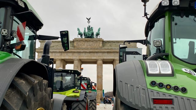 German farmers protest against cut in tax reliefs