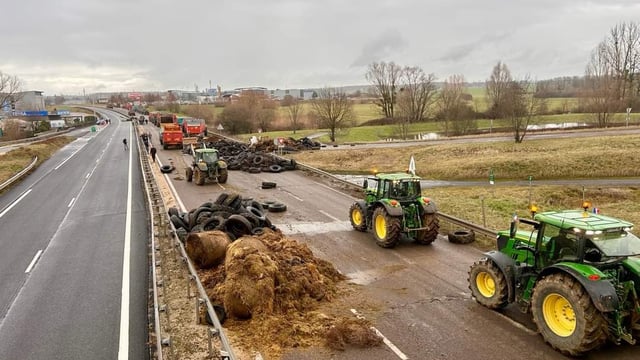 French farmers to begin blocking major roads into Paris