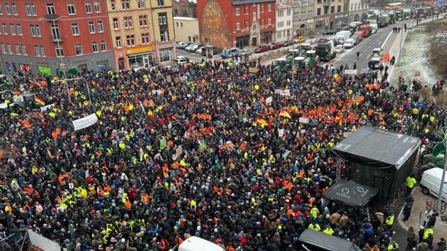 German farmers to go ahead with large-scale Berlin demonstration