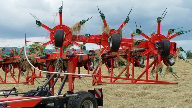 Watch: Kverneland brings its biggest tedder to Ireland