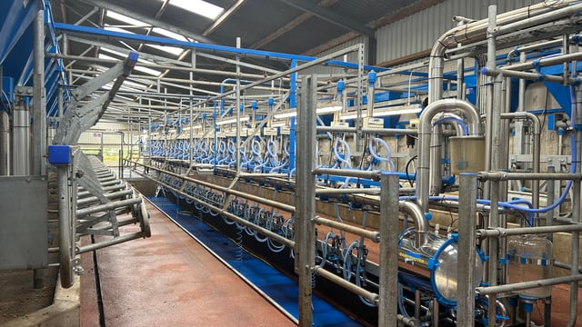 Dairymaster 26-unit parlour impresses at open day on Cork farm