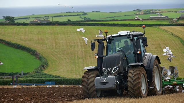Skills of Ireland’s plough men &amp; women on show on Ploughing Day 2