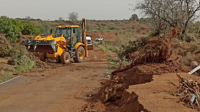 Spanish farmers helping authorities to clear flash flood damage