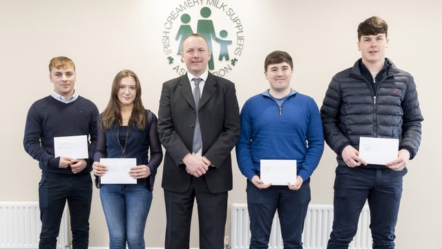 ICMSA presents farming students with John Feely cheques