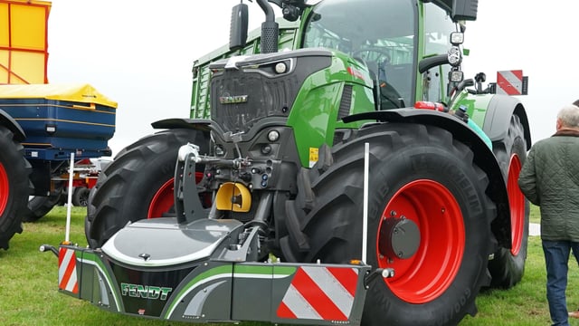 Machinery: Quiet confidence and keen interest at Tullamore Show